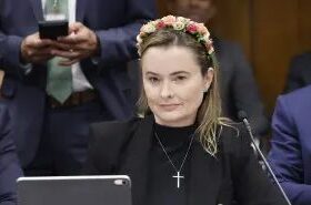 ‘Açoitaram um boneco com meu rosto’, diz Júlia Zanatta