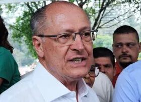 Alckmin homenageia estudantes mortos pela ditadura de Getúlio Vargas, elogiado por Lula