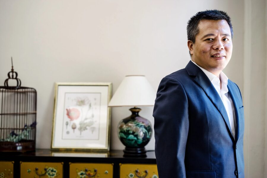 Bilionário chinês lida com os limites de construir IA através das fronteiras