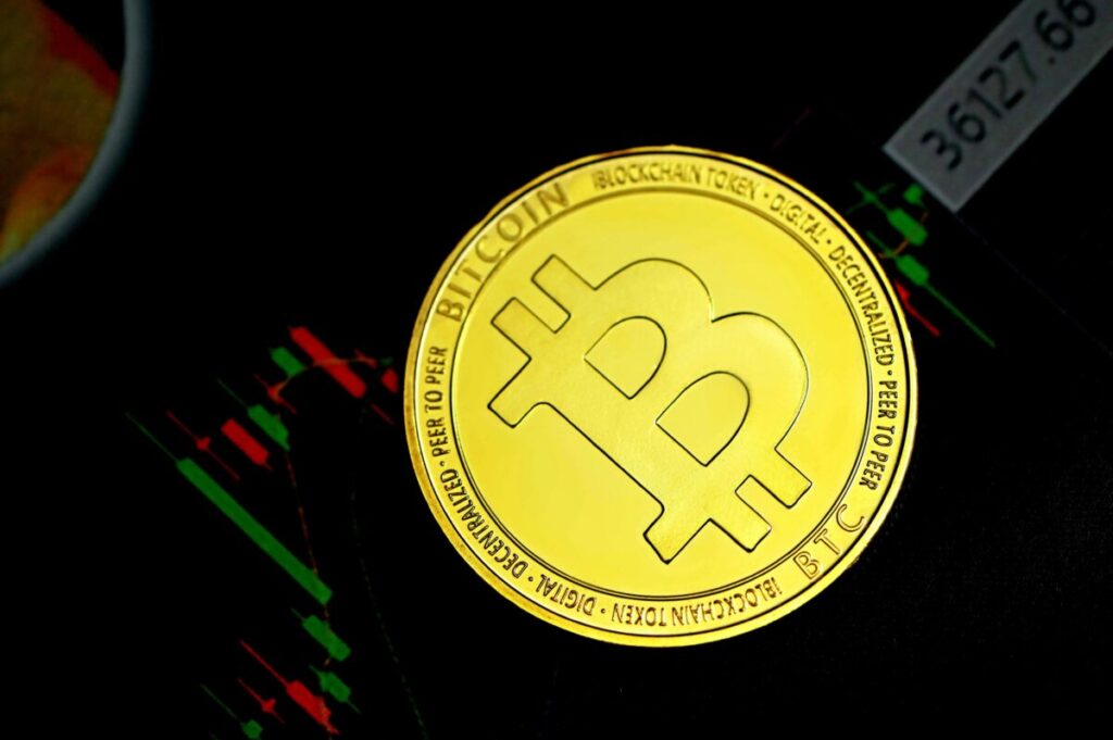 Bitcoin opera estável mesmo após saída de ETFs e queda das bolsas americanas