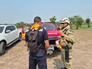 Bombeiros paulistas iniciam combate direto a incêndios no Amazonas Bombeiros de São Paulo vão ao Amazonas combater incêndios florestais