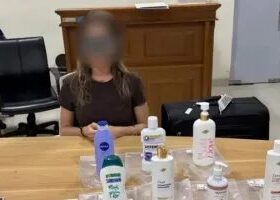 Brasileira é presa na Indonésia com cocaína líquida em xampu