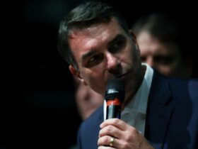 Campanha de Flávio Bolsonaro pede investigação de diretor da PF por entrevista no primeiro turno