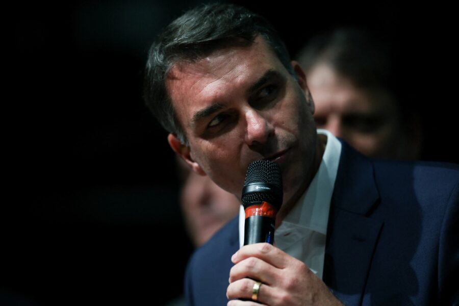 Campanha de Flávio Bolsonaro pede investigação de diretor da PF por entrevista no primeiro turno