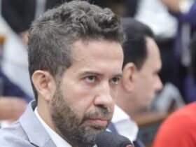 Canal de Janones pró-Lula é alvo de tentativa de derrubada pela campanha de Flávio Bolsonaro