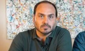 Carlos diz que Jair Bolsonaro está debilitado na prisão domiciliar