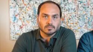 Carlos diz que Jair Bolsonaro está debilitado na prisão domiciliar