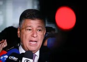 Carlos Viana pede apuração sobre canal pró-Lula no WhatsApp