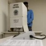 Celular não pode entrar na cabine de votação; veja o que mais é proibido