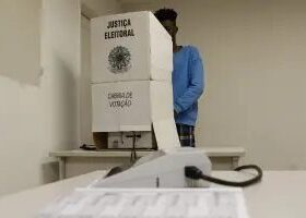 Celular não pode entrar na cabine de votação; veja o que mais é proibido