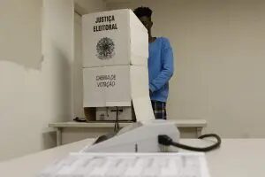 Celular não pode entrar na cabine de votação; veja o que mais é proibido