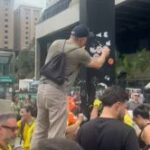 Cidadãos se unem a funcionários da prefeitura para limpar a Paulista