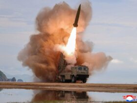 Coreia do Norte dispara míssil balístico em direção ao mar, dizem Coreia do Sul e Japão