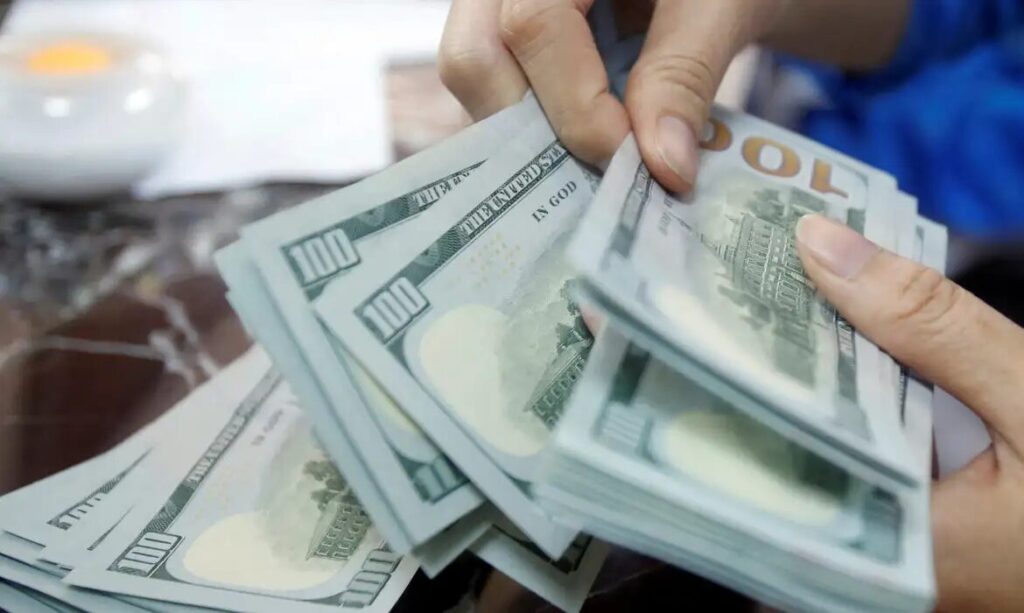 Dólar volta a fechar acima de R$ 5 e bolsa cai após recordes Dólar sobe 0,74% e volta a fechar acima de R$ 5
