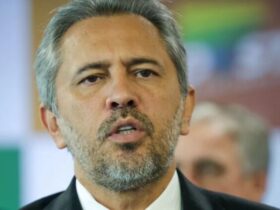 Elmano de Freitas (PT) supera Ciro Gomes (PSDB) no Ceará e é reeleito governador no primeiro turno