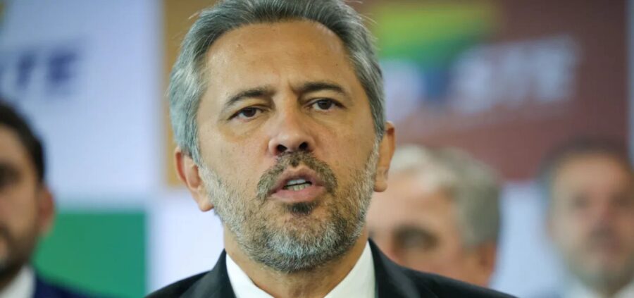 Elmano de Freitas (PT) supera Ciro Gomes (PSDB) no Ceará e é reeleito governador no primeiro turno