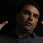 Em ato evangélico, Flávio Bolsonaro diz que Brasil vive ‘guerra espiritual’