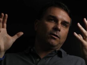 Em ato evangélico, Flávio Bolsonaro diz que Brasil vive ‘guerra espiritual’