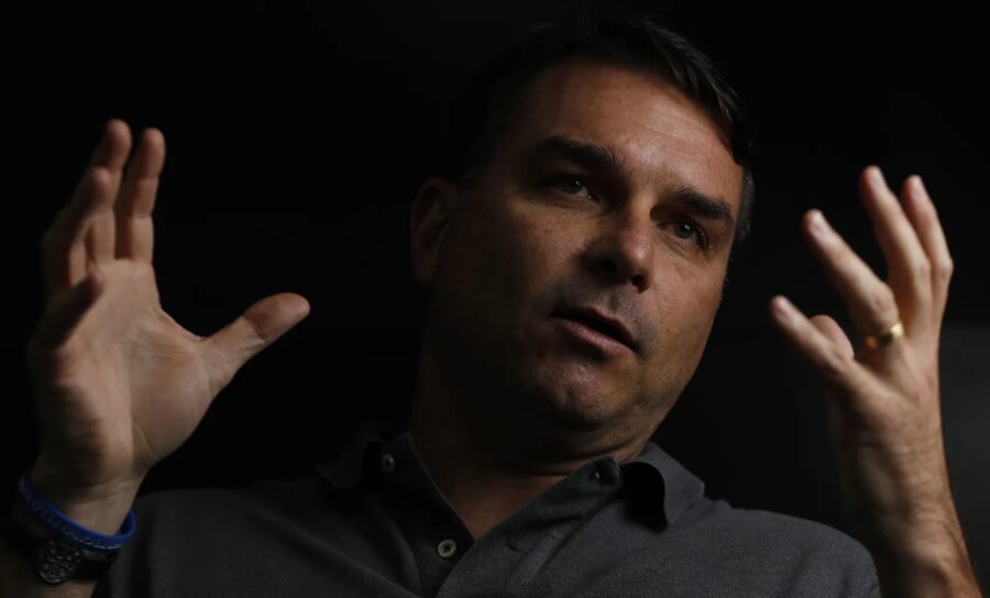Em ato evangélico, Flávio Bolsonaro diz que Brasil vive ‘guerra espiritual’