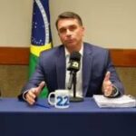 Em live, Flávio acusa ministros de STF e TSE de favorecer Lula