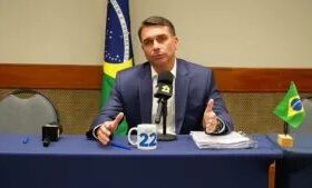 Em live, Flávio acusa ministros de STF e TSE de favorecer Lula