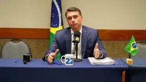 Em live, Flávio acusa ministros de STF e TSE de favorecer Lula