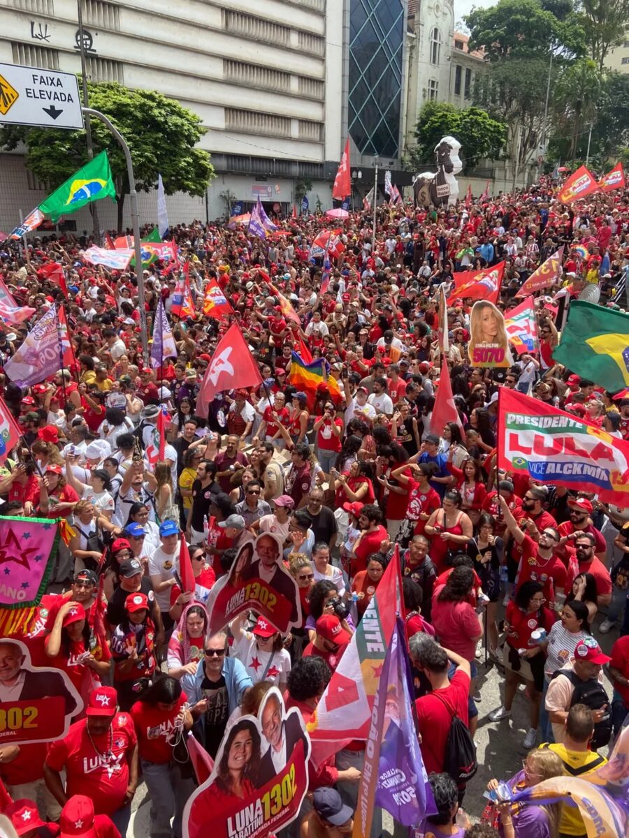 Em último ato, Lula tenta driblar abstenção, critica Flávio e diz estar otimista para vencer no 1º turno