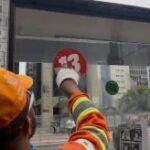 Equipes de limpeza removem pichações de ato pró-Lula na Paulista