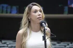 Erika Hilton pede multa a deputado eleito do PL por vídeo impulsionado na campanha