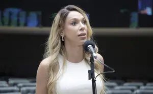 Erika Hilton pede multa a deputado eleito do PL por vídeo impulsionado na campanha