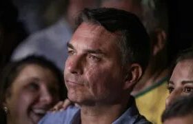 ‘Está decretado o fim da era do PT’, diz Flávio depois de 1º turno