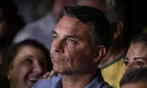 ‘Está decretado o fim da era do PT’, diz Flávio depois de 1º turno