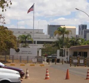 EUA suspendem serviços consulares no Brasil por razões de segurança