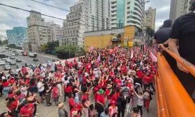 Explosão de bueiro na Avenida Paulista deixa 3 feridos durante ato do PT