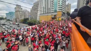 Explosão de bueiro na Avenida Paulista deixa 3 feridos durante ato do PT