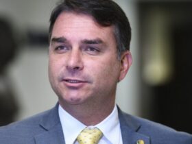 Falha técnica deixa propaganda de Flávio Bolsonaro sem áudio na TV, explica TSE