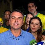 Flávio Bolsonaro comemora resultado do 1º turno e diz: “Brasil quer mudança”
