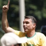 Flávio Bolsonaro critica STF e diz ver sinal de vitória no 1º turno