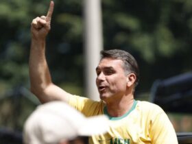 Flávio Bolsonaro critica STF e diz ver sinal de vitória no 1º turno