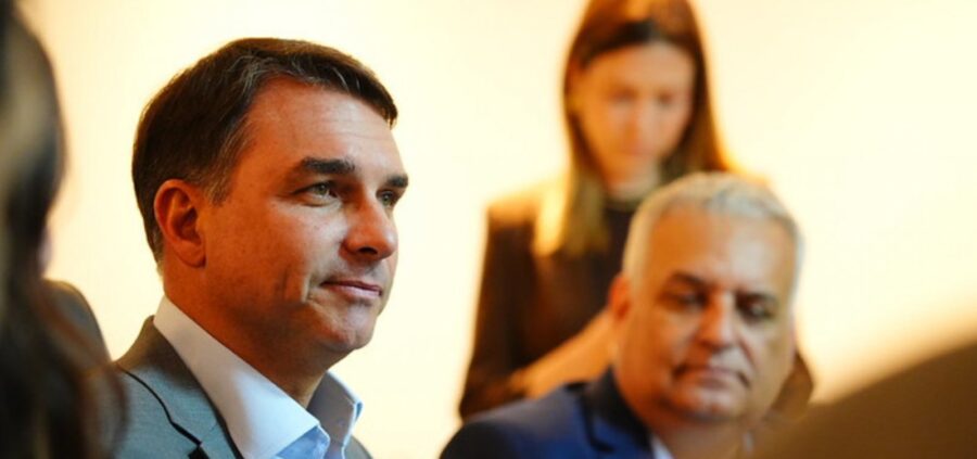 Flávio Bolsonaro defende fim da reeleição e mandato de cinco anos