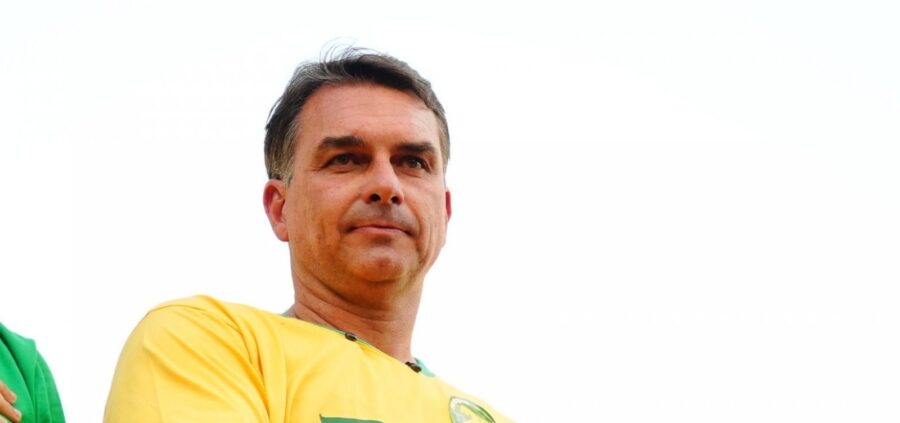 Flávio Bolsonaro é alvo de pedido de investigação na operação sobre fraudes no INSS
