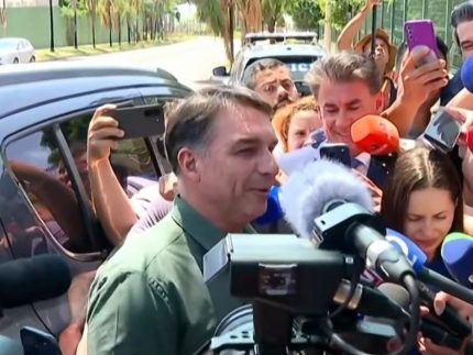Flávio Bolsonaro muda de ideia e vai ao debate da Band Flávio Bolsonaro muda de posição e decide participar do debate da Band no domingo