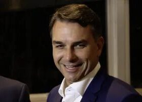 Flávio Bolsonaro supera desempenho do pai no 1º turno