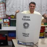 Flávio Bolsonaro vota no Rio e indica que pode ser eleito no 1º turno graças ao voto útil