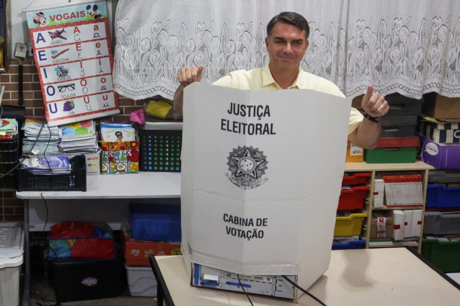 Flávio Bolsonaro vota no Rio e indica que pode ser eleito no 1º turno graças ao voto útil