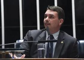 Flávio critica decisão do TSE sobre canal pró-Lula