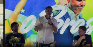 Flávio promete manter benefícios sociais e encerrar era Lula