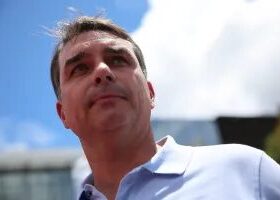 Flávio trata impeachment de Moraes como inegociável; Dino segue na mira