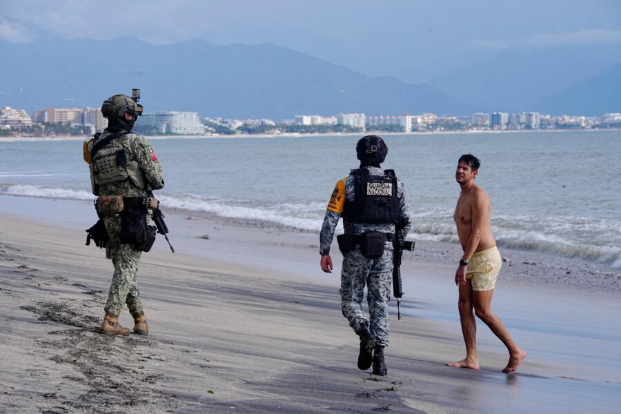 Furacão Simon ganha força na costa do Pacífico do México e ameaça região turística