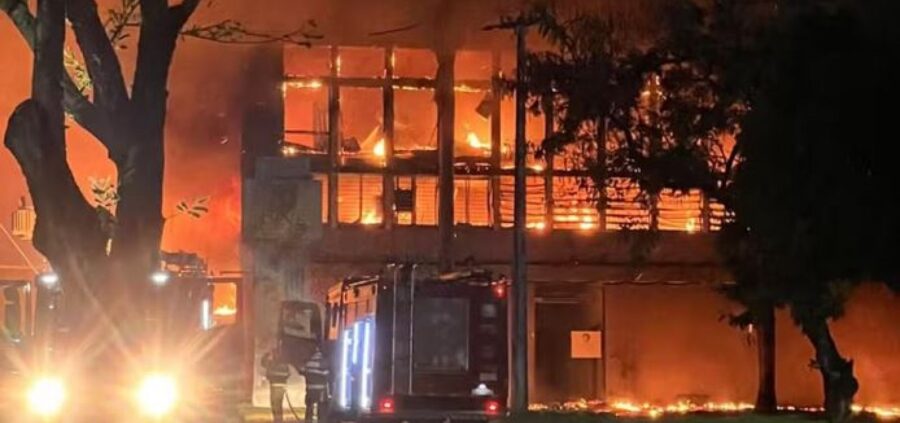 Incêndio atinge prédio da Universidade Federal de Pernambuco e destrói equipamentos e pesquisas